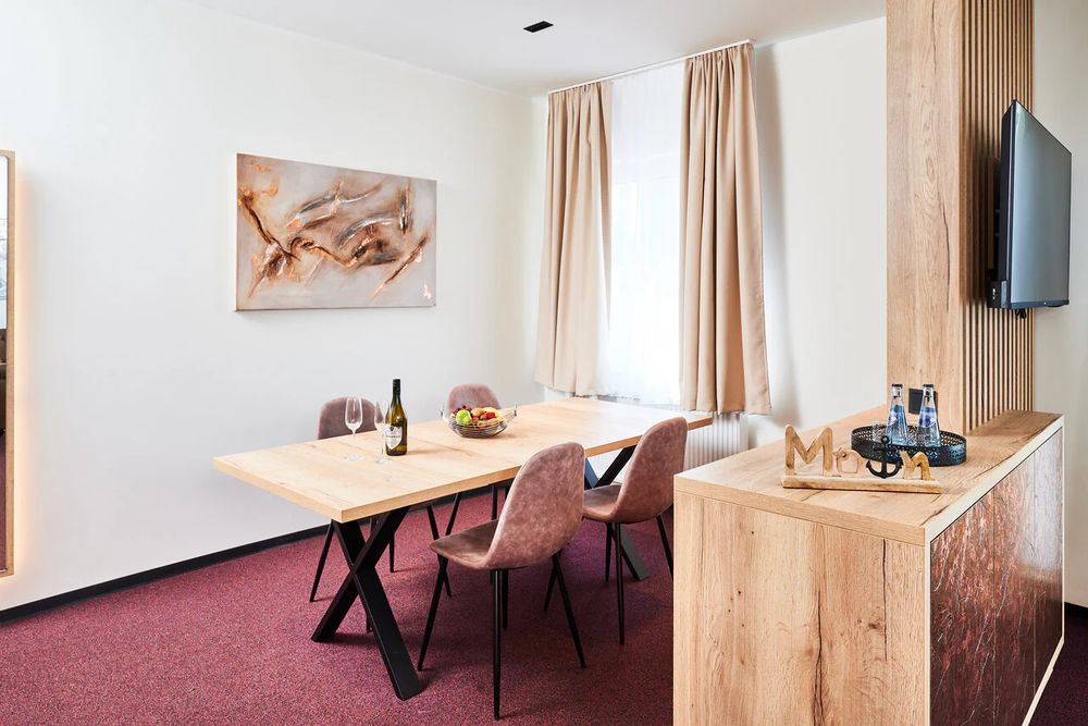 Großer Esstisch mit Stühlen in der Familiensuite