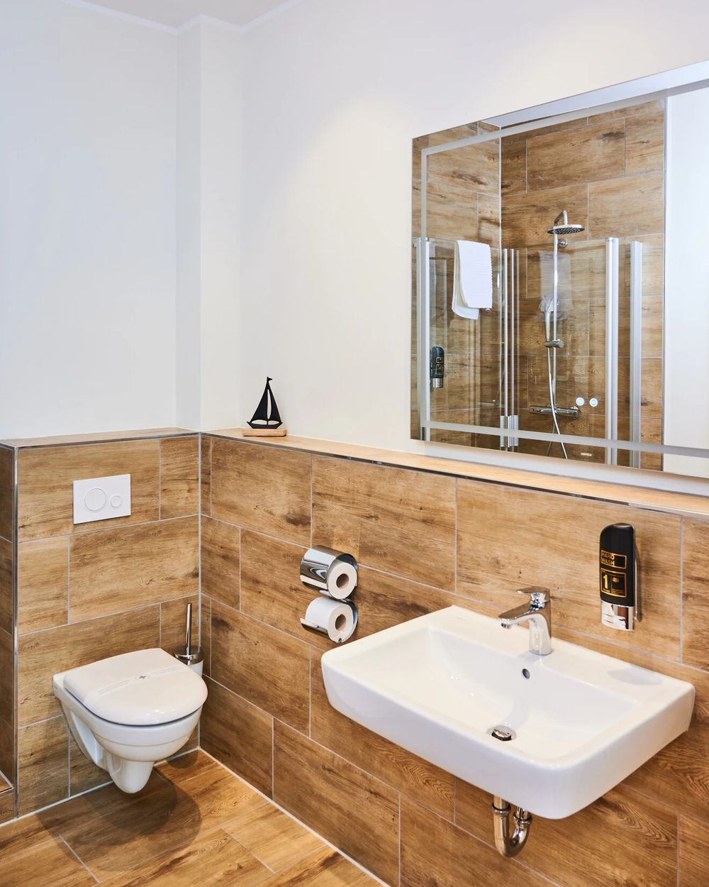 Modernes Bad mit Holzfliesen und Dusche