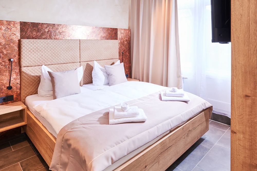 Bett in der Suite mit Lederkopfteil