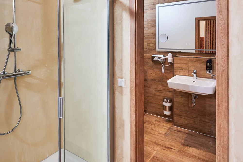Dusche im Bad der Suite